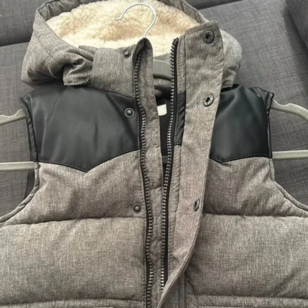 H&M Kids Hooded Vest with Black Accents size 4-6T LIKE NEW